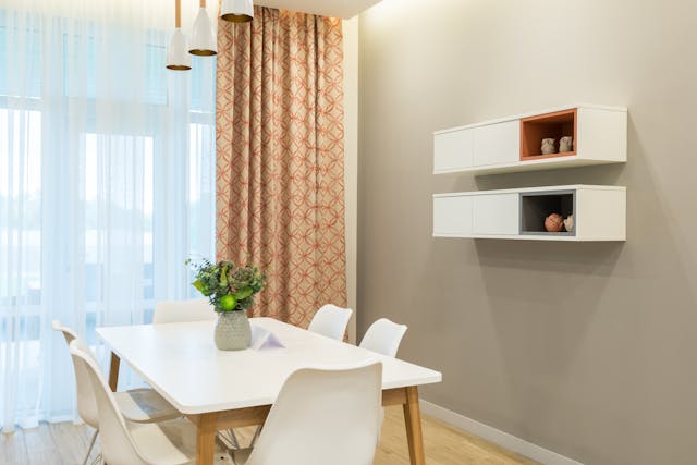 Table%20with%20vase%20in%20apartment Table%20with%20vase%20in%20apartment
